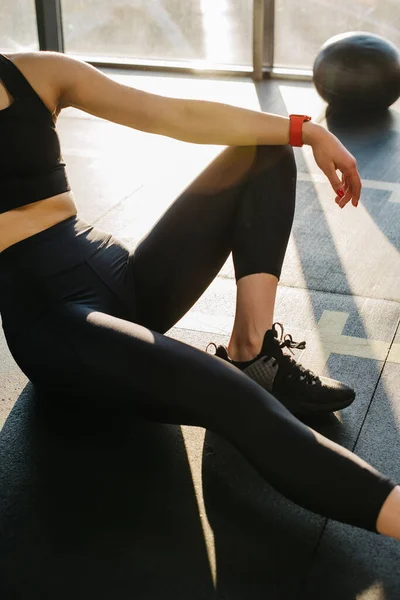 Close Athletic Girl Black Leggings Sitting Floor Gym Resting Exercise — Zdjęcie stockowe