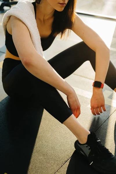 Young Woman Black Leggings Top Towel Her Shoulder Rests Exercises — ストック写真