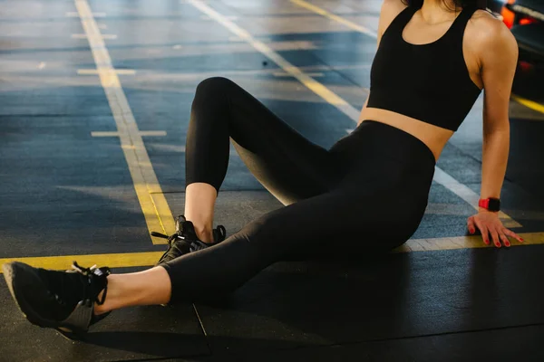 Close Athletic Girl Black Leggings Sitting Floor Gym Resting Exercise — Stock Photo, Image