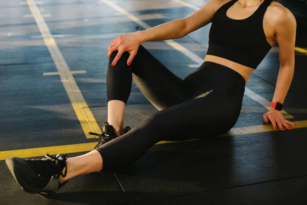 Close Athletic Girl Black Leggings Sitting Floor Gym Resting Exercise — Foto de Stock