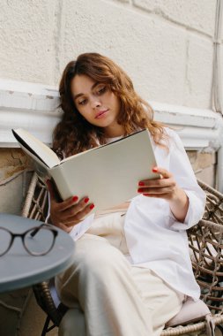 Mockup image dergisi kitabı. Kahve masasında dergi okuyan kız..