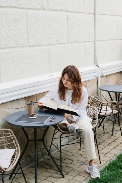 Mockup Image Magazine Book Girl Coffee Shop Table Reading Book — Foto Stock