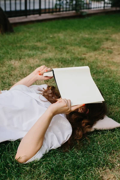 Dergi Kitap Tasviri Kız Kahve Dükkanının Bahçesindeki Çimlerde Rahatlıyor Kitap — Stok fotoğraf