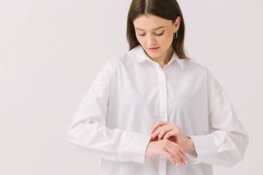 Beyaz gömlekli güzel bir kadının fotoğrafı beyaz arka planda izole edilmiş. Gömlek modeli..