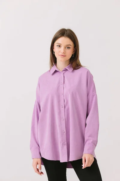 Photo Beautiful Brunette Woman Colored Purple Shirt Isolated White Background — Foto Stock