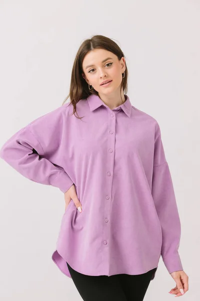 Foto Una Bella Donna Bruna Una Camicia Viola Colorata Isolata — Foto Stock