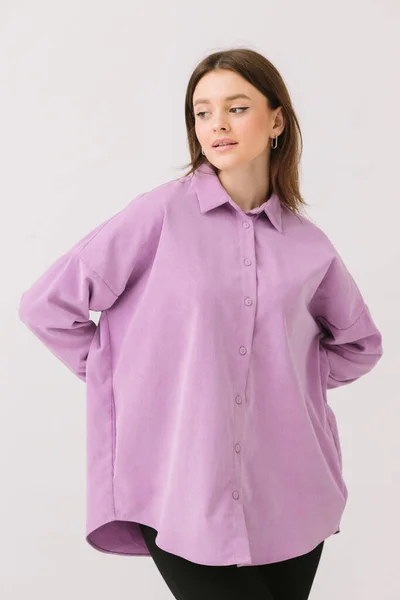 Foto Una Bella Donna Bruna Una Camicia Viola Colorata Isolata — Foto Stock