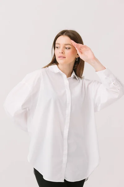 Foto Una Bella Donna Camicia Bianca Isolata Sfondo Bianco Mockup — Foto Stock