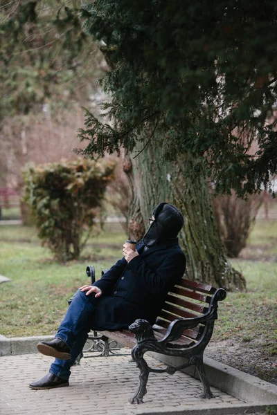 Uomo Anziano Gode Una Fredda Mattina Inverno Città Uomo Siede — Foto Stock