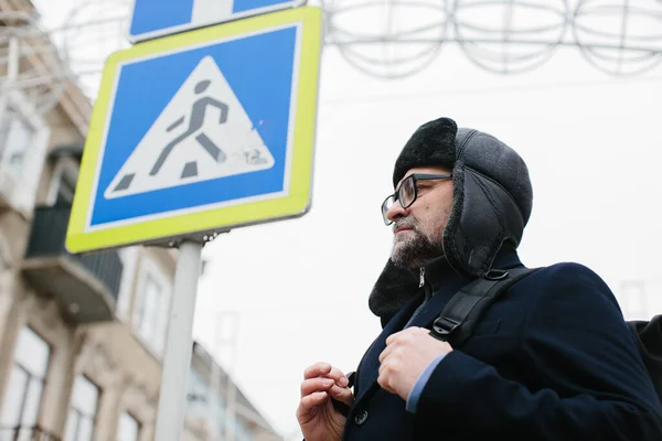 Senior Man Njuter Promenad Vinterstaden Helgen Begreppet Stadsliv Och Rekreation — Stockfoto