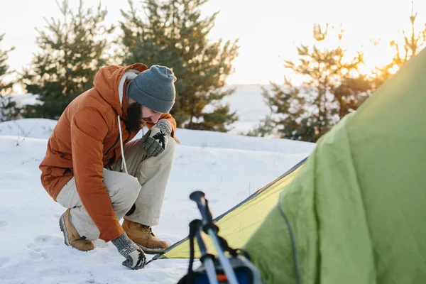 Tourist Snowy Mountains Young Man Sets Tent Night Snowy Forest — Stock Photo, Image