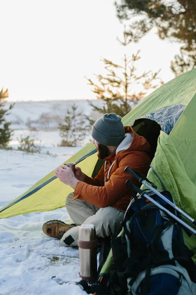 Młody Brodaty Mężczyzna Spoczywa Zimowych Górach Pobliżu Namiotu Podróżnik Brodą — Zdjęcie stockowe