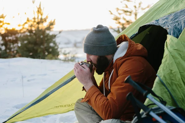 Młody Brodaty Mężczyzna Spoczywa Zimowych Górach Pobliżu Namiotu Podróżnik Brodą — Zdjęcie stockowe