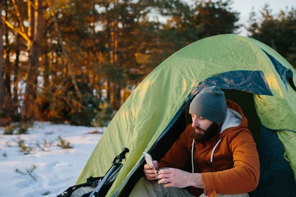 Tired Tourist Rests Difficult Climb Sitting Tent Snowy Forest Man — Stock Photo, Image