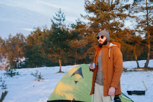 Турист Стоящий Палатки Чашкой Чая Кофе Наслаждается Закатом Зимнем Лесу — стоковое фото