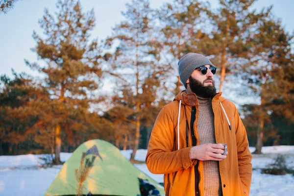 Turist Som Står Nära Ett Tält Med Kopp Eller Kaffe — Stockfoto