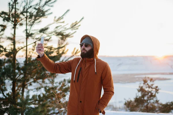 Hiker Enjoys Sunset Winter Mountains Takes Photo His Phone — Stock Photo, Image