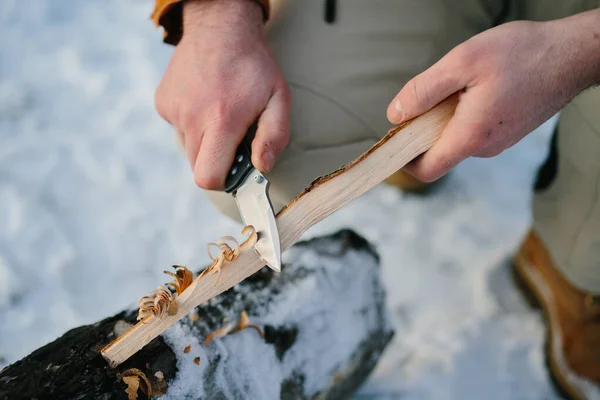 Чоловік Готує Дерев Яну Шерсть Ножем Початку Пожежі Зимовому Лісі — стокове фото