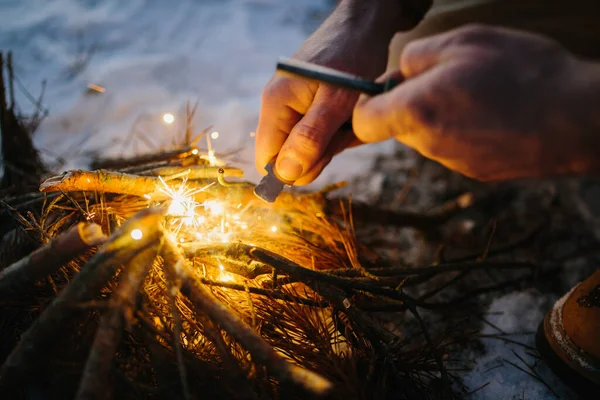 男性の手はマグネシウムの火鋼で火を開始します 火災ストライキ — ストック写真