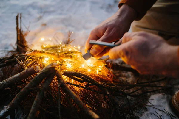 Männliche Hand Fängt Feuer Mit Magnesium Feuerstahl Brandanschlag — Stockfoto
