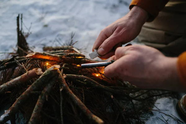 Mannelijke Hand Start Vuur Met Magnesium Vuur Staal Brand Staking — Stockfoto