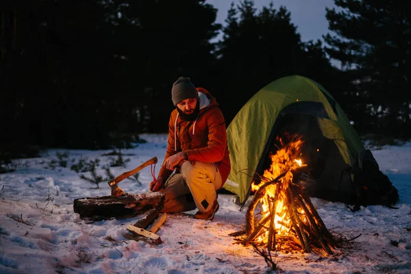 一个游客在冬天的森林里生火 远足及康乐活动的概念 — 图库照片