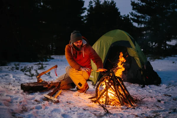 Hombre Sienta Cerca Una Fogata Calentándose Junto Fuego Bosque Invierno — Foto de Stock