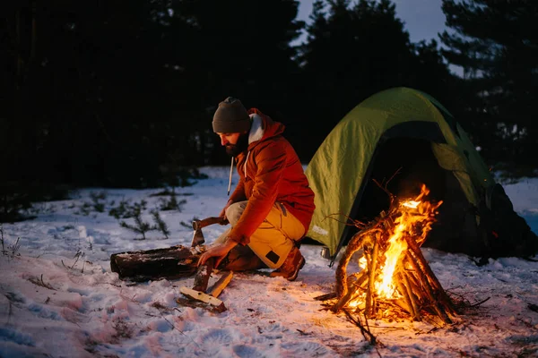 Tourist Chops Wood Bonfire Winter Forest Night — Stock Photo, Image