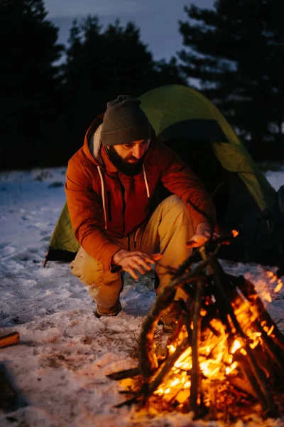 Man Sits Campfire Warming Himself Fire Winter Forest Sunset — Stock Photo, Image
