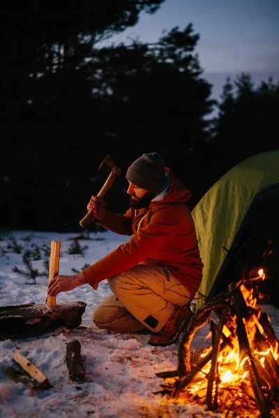 Turysta Rąbie Drewno Ognisko Zimowym Lesie Nocy — Zdjęcie stockowe