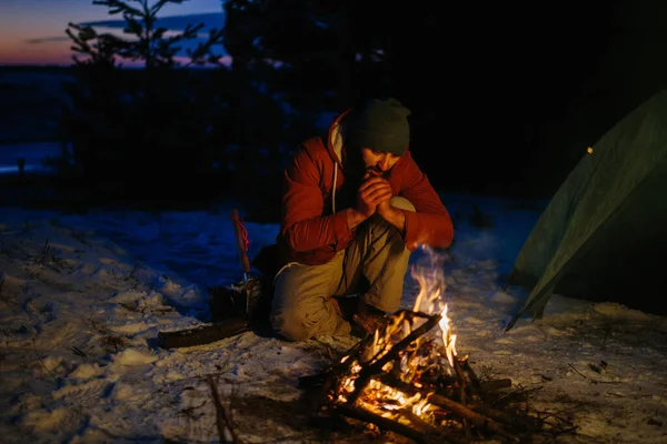 Homme Est Assis Près Feu Camp Réchauffant Par Feu Dans — Photo