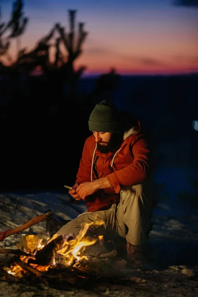 Ein Wanderer Checkt Sein Handy Während Sich Nachts Lagerfeuer Den — Stockfoto
