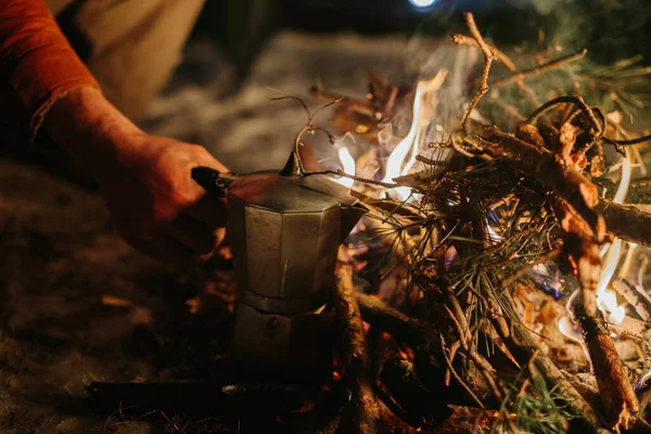 ชายหน เคราท ากาแฟอร อยบนกองไฟในขณะท เพล ดเพล บพระอาท ตกในป าฤด หนาว — ภาพถ่ายสต็อก