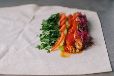 Shawarma hazırlığı. Et, sebze ve soslu pide..