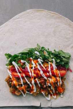 Shawarma hazırlığı. Et, sebze ve soslu pide..