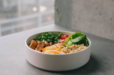 Zarif beyaz tabakta yemek, öğle yemeği ya da akşam yemeği. Lokantada nefis yemekler..