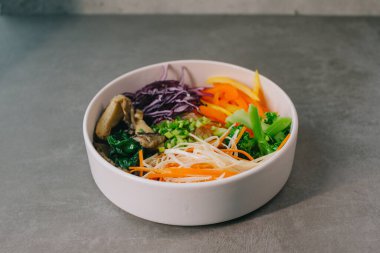 Sebze, pirinç ve mantarla karıştırın..