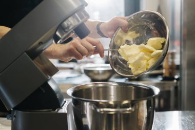 Makaron yapıyorum. Gümüş bir mutfak masası karıştırıcısı hamur yoğurur..