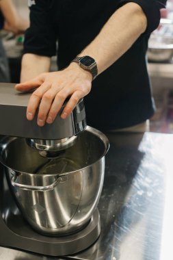 Makaron yapıyorum. Gümüş bir mutfak masası karıştırıcısı hamur yoğurur..