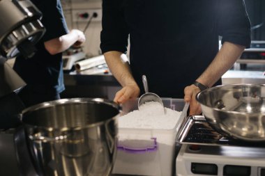 Pastanede ya da kafede kek yapma süreci. Şef hamur karıştırıcıyla çalışıyor..