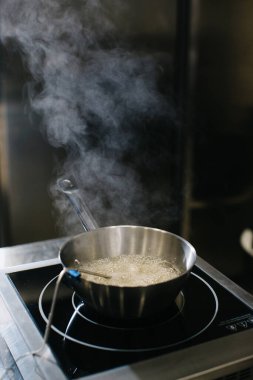 Tümevarımsal pişirme yüzeyinde bir tencerede karamel pişirmek.