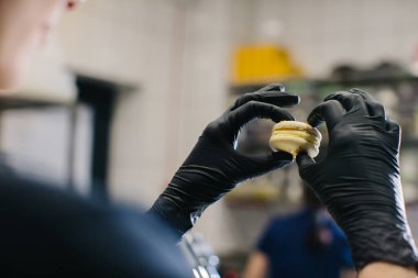 Bir pastacı bir pastanede makaron yapar..