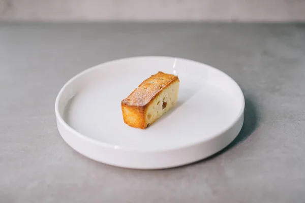 プレートの上においしいフランスのアーモンド粉ケーキ — ストック写真