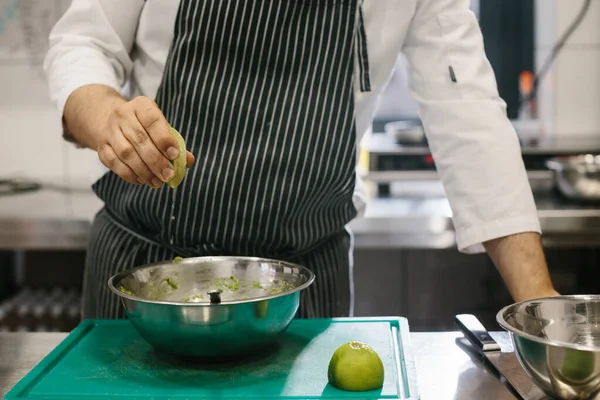 シェフは料理を準備している 広々としたモダンなキッチンでアボカドトーストを準備する男性シェフのクローズアップ — ストック写真