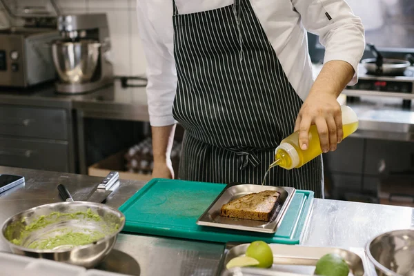Chef Está Preparando Comida Primer Plano Chef Masculino Preparando Tostadas —  Fotos de Stock
