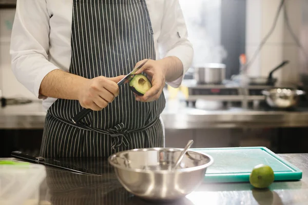 Chef Está Preparando Comida Primer Plano Chef Masculino Pelando Aguacate —  Fotos de Stock