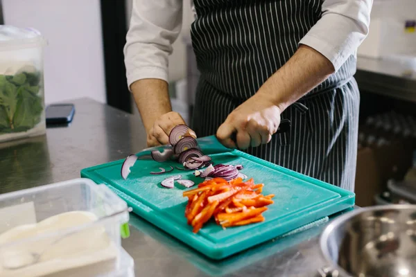 Cerca Chef Masculino Corta Verduras Restaurante —  Fotos de Stock