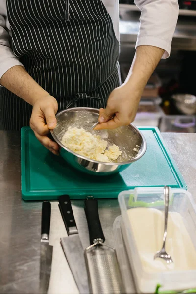 Fecha Cozinheiro Masculino Prepara Panqueca Uma Tigela Metal Cozinha Restaurante — Fotografia de Stock