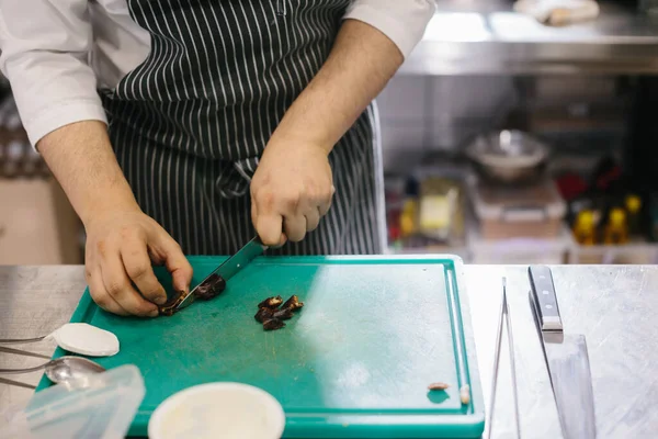 Processo Fazer Muesli Restaurante Chef Masculino Corta Datas Cozinha — Fotografia de Stock