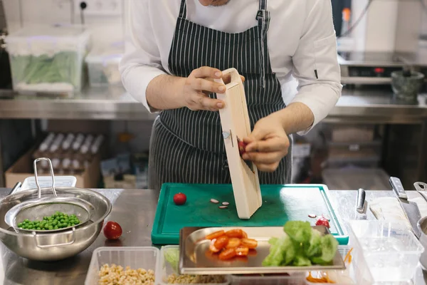 Preparación Verduras Para Delicioso Plato Hondo Chef Masculino Una Cocina —  Fotos de Stock